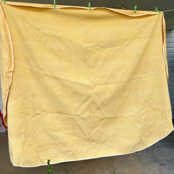 Beautiful Golden Yellow Oval Tablecloth - Picture 2 of 10